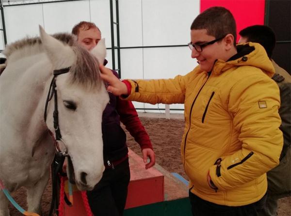 Öğrencilerimiz "Atlarla Terapi" Çalışmalarında